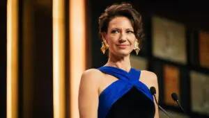 The Newsreader: 3×1